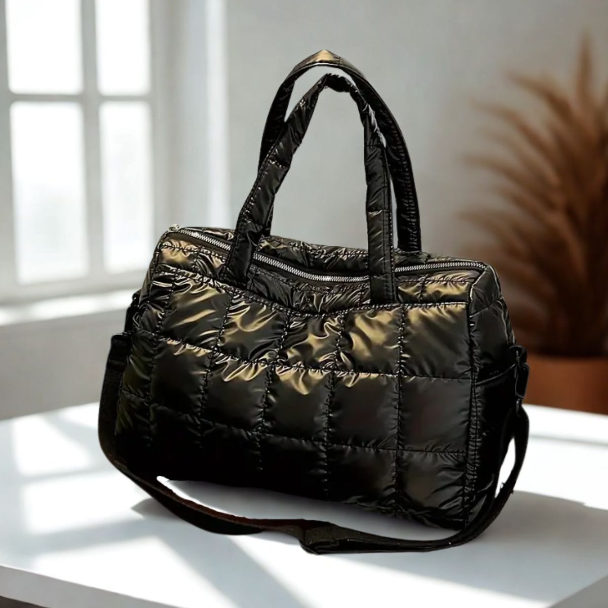 Bolso acolchado minimalista para trabajo, viajes y uso diario color negro